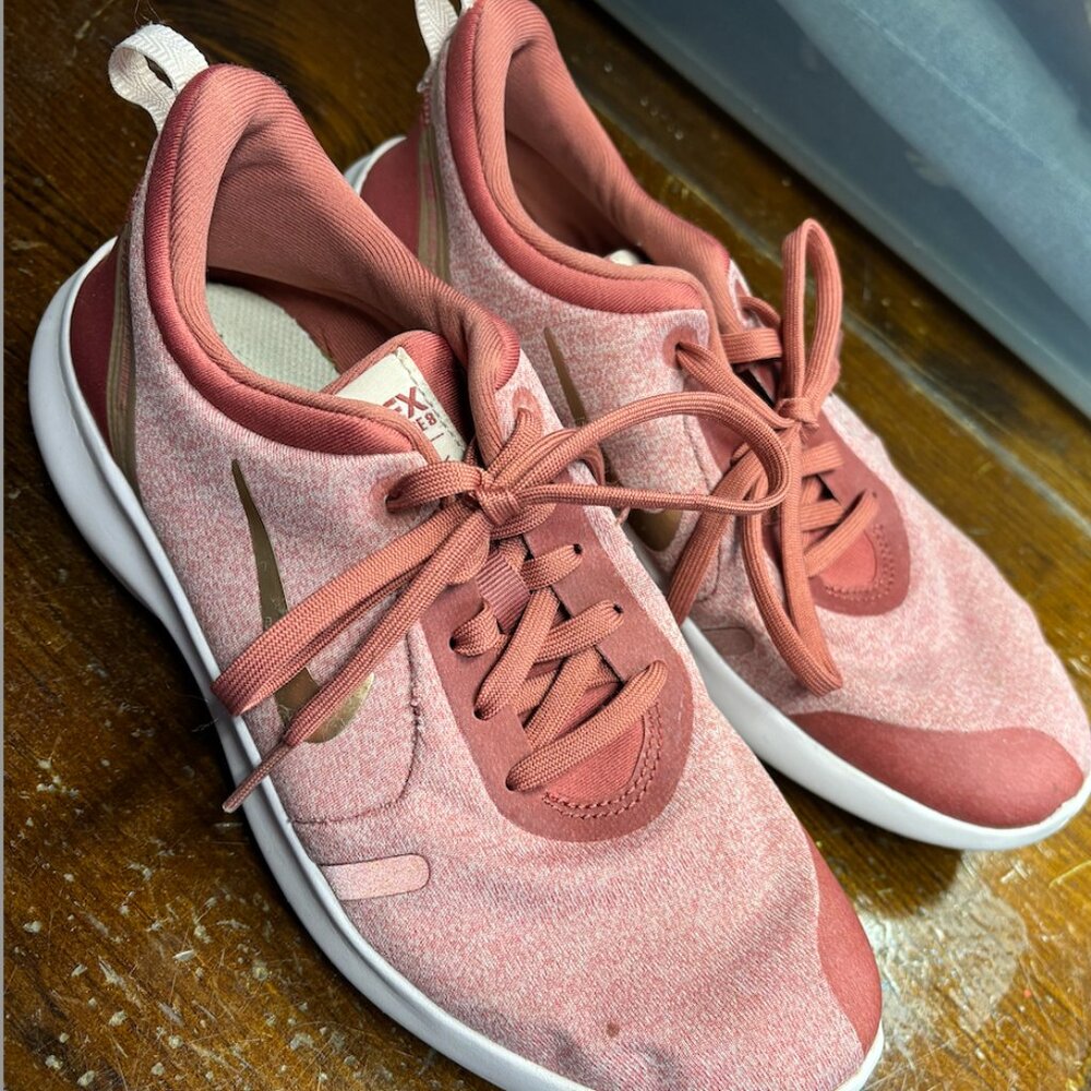 settle pink size 6.5 nikes